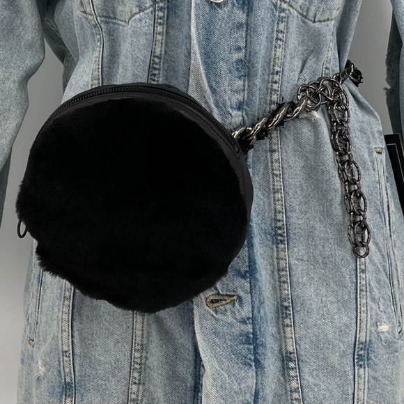 TASHA TARNO Real merino and lamb leather fanny pack on a chain. - Picture 3 of 9